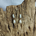 Boucles d’oreilles perle nacrée en goutte et rocailles blanches sur crochet doré