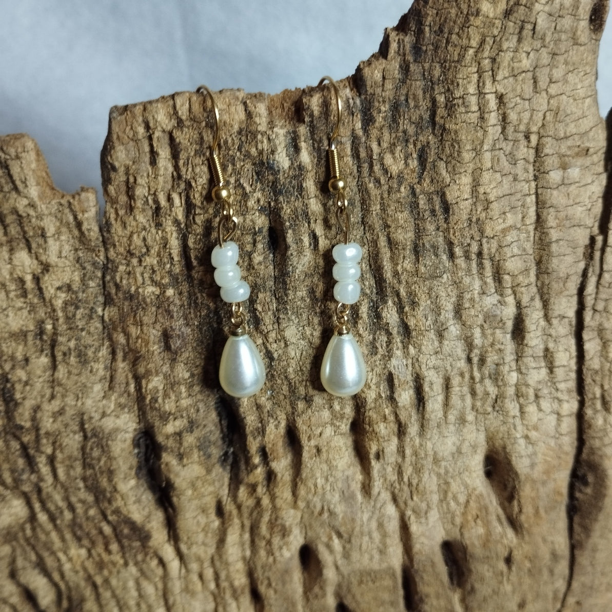 Boucles d’oreilles perle nacrée en goutte et rocailles blanches sur crochet doré