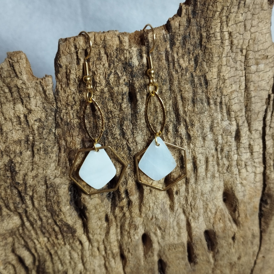 Boucles d’oreilles géométriques hexagone doré ajourné avec nacre blanche sur crochet doré