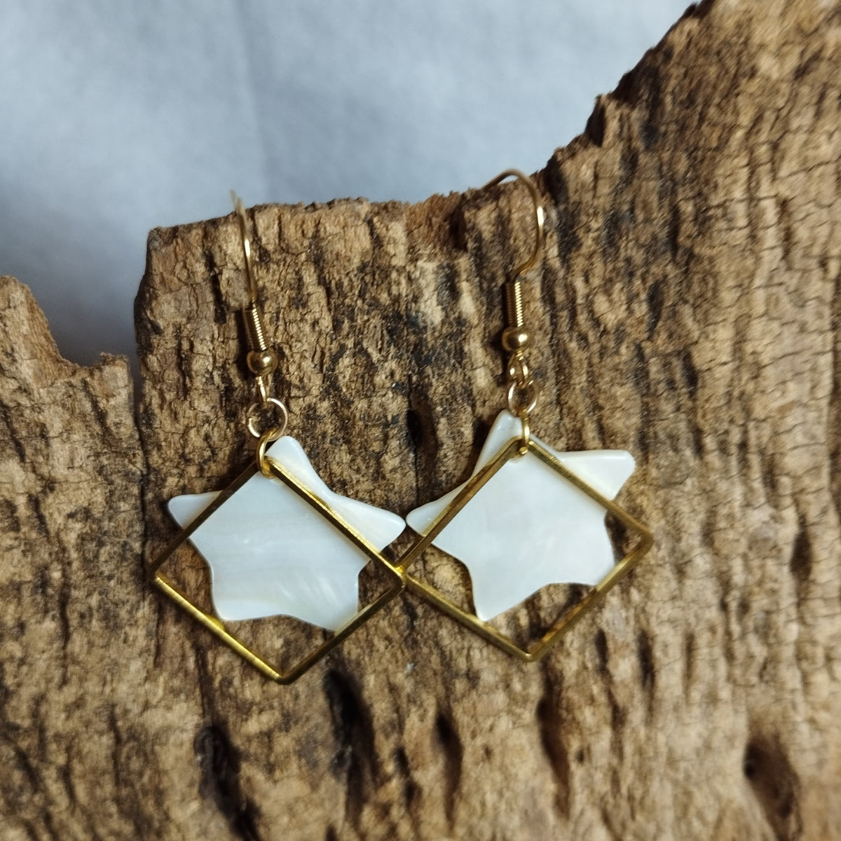 Boucles d’oreilles étoile nacre blanche dans cadre losange doré sur crochet acier inoxydable