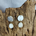 Boucles d’oreilles double nacre blanche et anneau doré sur crochet acier inoxydable