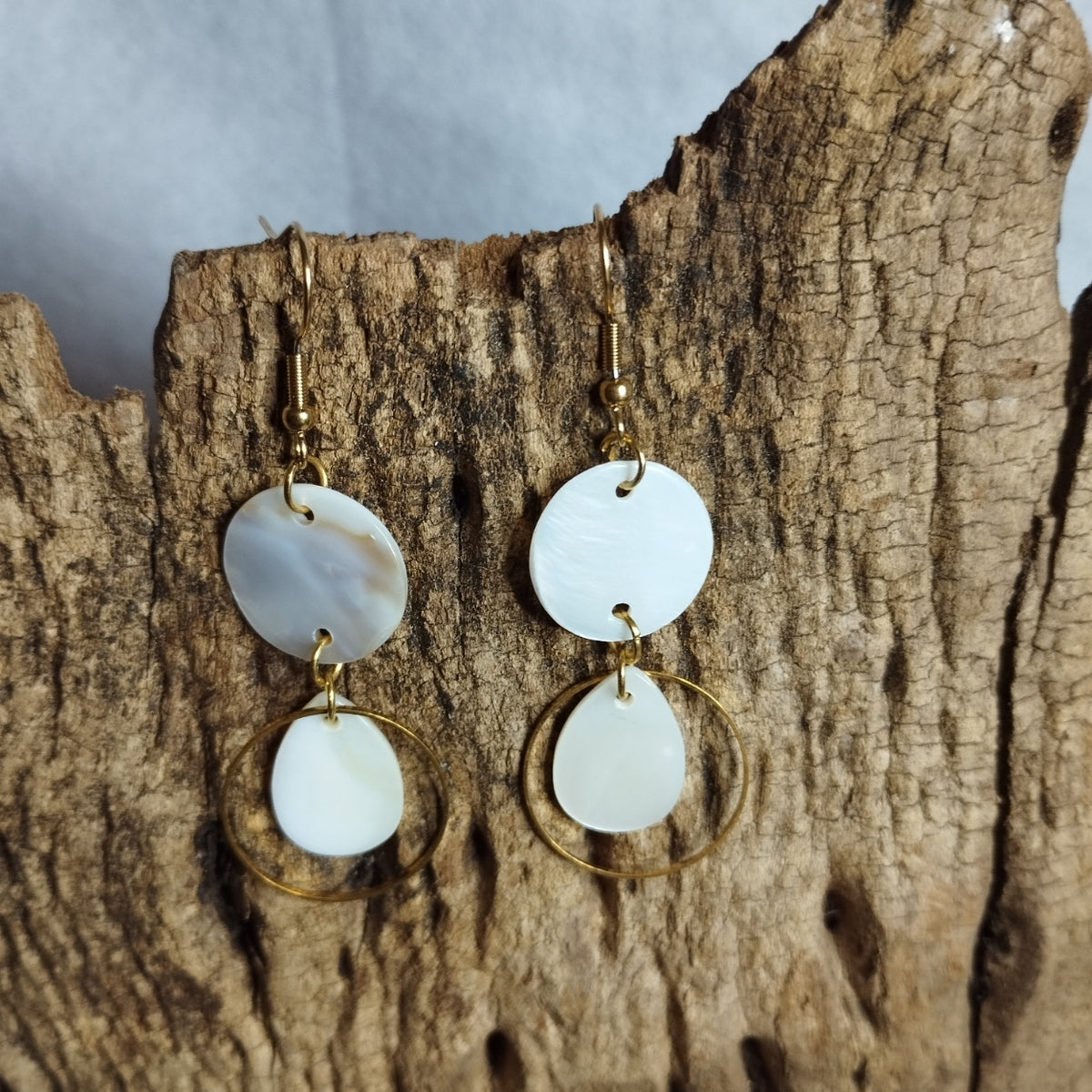 Boucles d’oreilles double nacre blanche et anneau doré sur crochet acier inoxydable