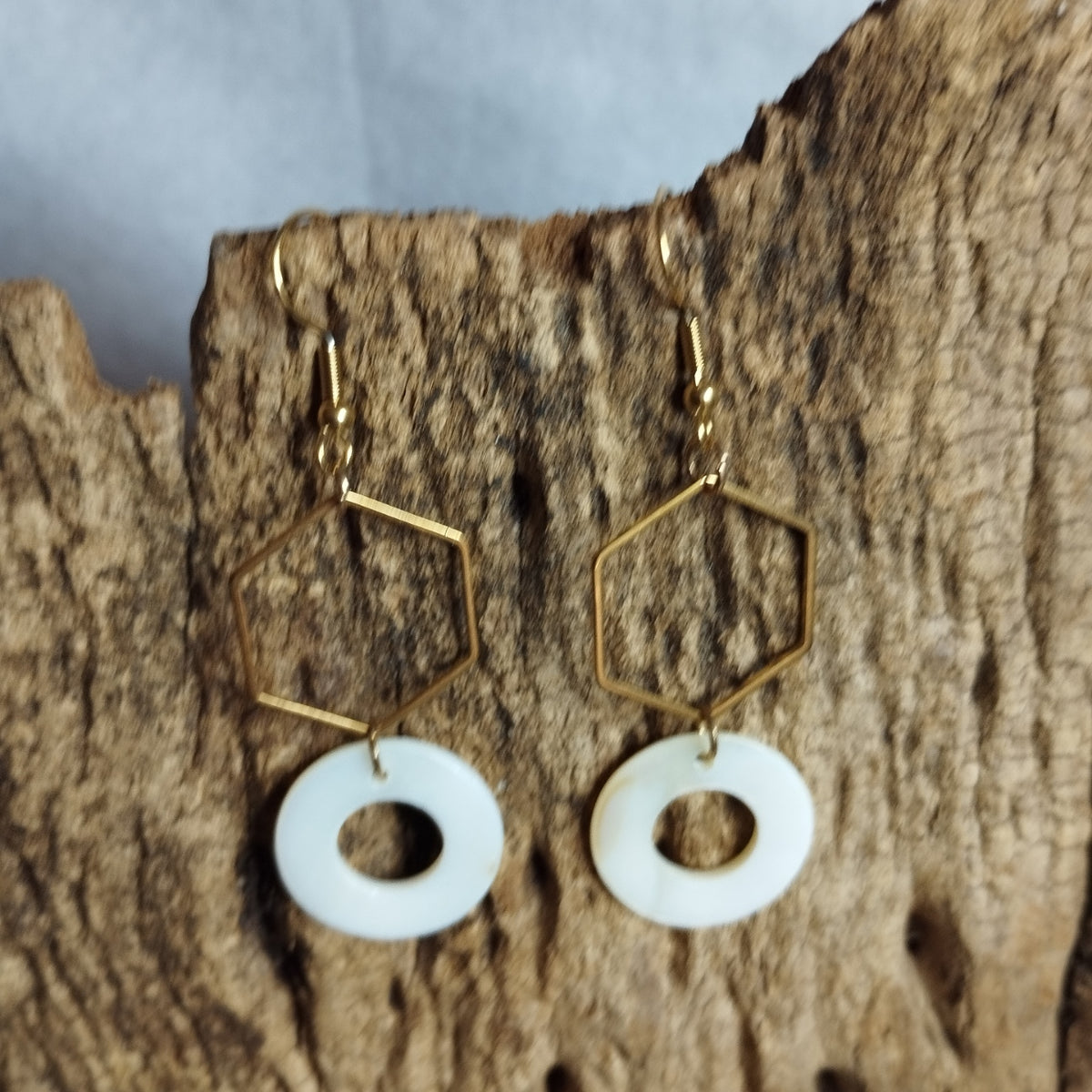 Boucles d’oreilles hexagone doré ajourné et anneau nacre blanche sur crochet acier inoxydable