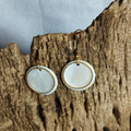 Boucles d’oreilles grand disque nacre blanche contour doré sur crochet acier inoxydable