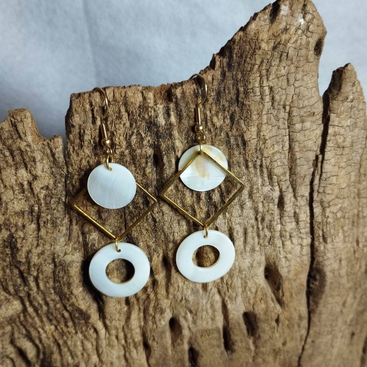Boucles d’oreilles triple nacre blanche et losange doré en cascade sur crochet acier inoxydable