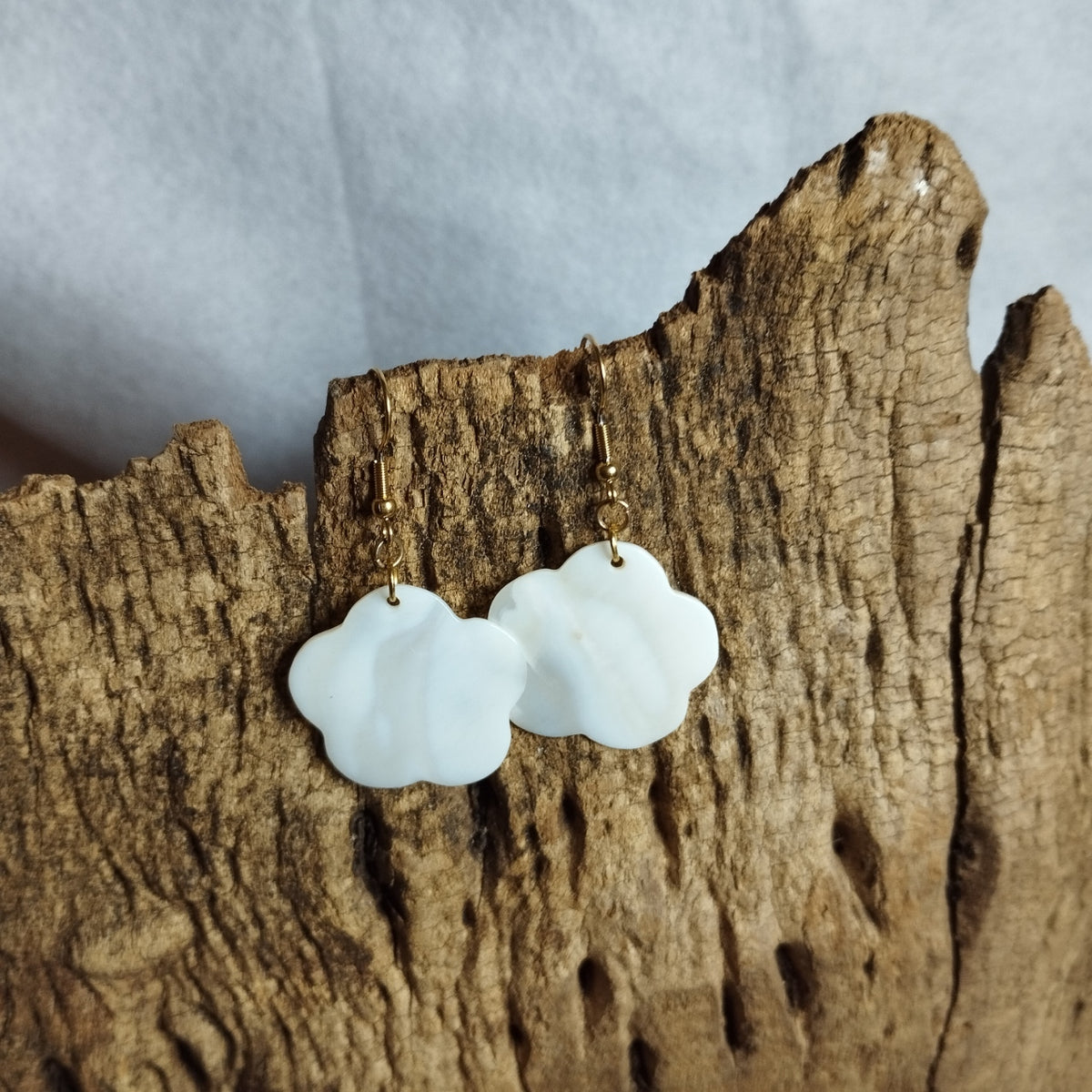 Boucles d’oreilles nuage nacre blanche sculptée sur crochet doré acier inoxydable