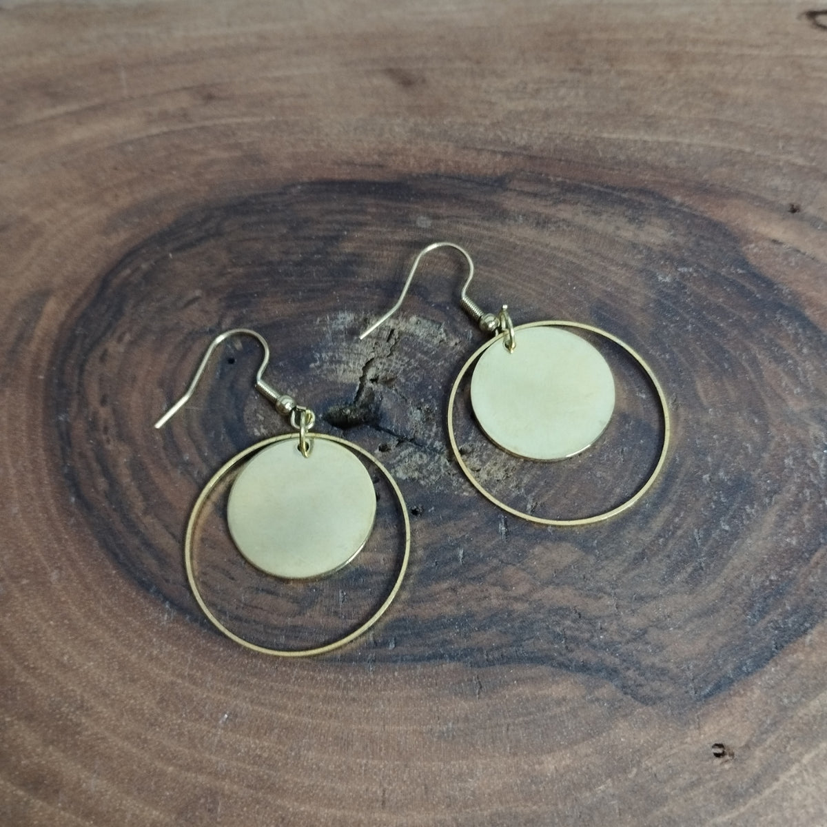 Boucles d’oreilles disque nacre blanche dans cercle doré fin sur crochet acier inoxydable