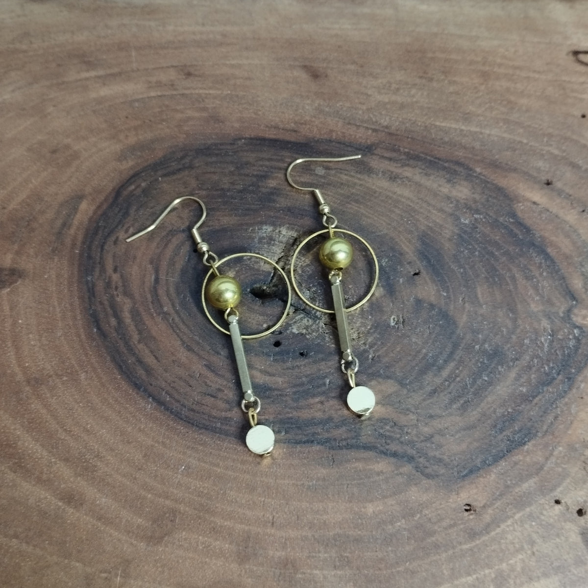 Boucles d’oreilles cercle doré avec perle, barre et disque argenté sur crochet acier inoxydable