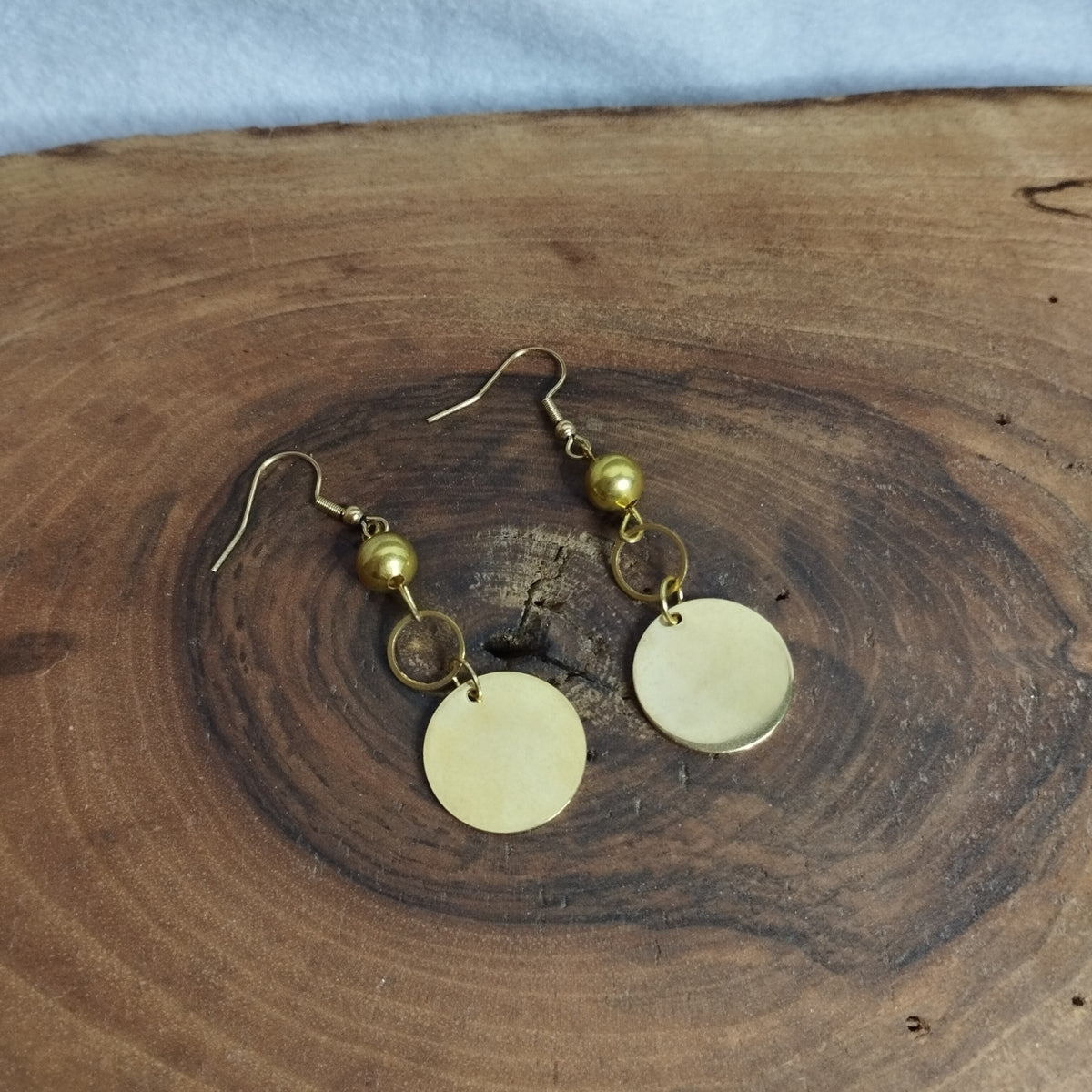 Boucles d’oreilles perle dorée et grand disque nacré crème sur crochet acier inoxydable