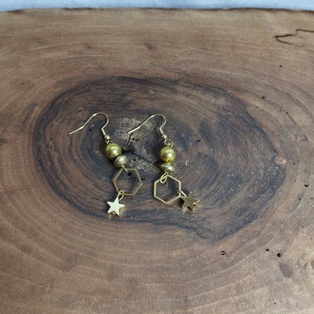 Boucles d’oreilles perles dorées, hexagone ajourné et étoile dorée sur crochet acier inoxydable