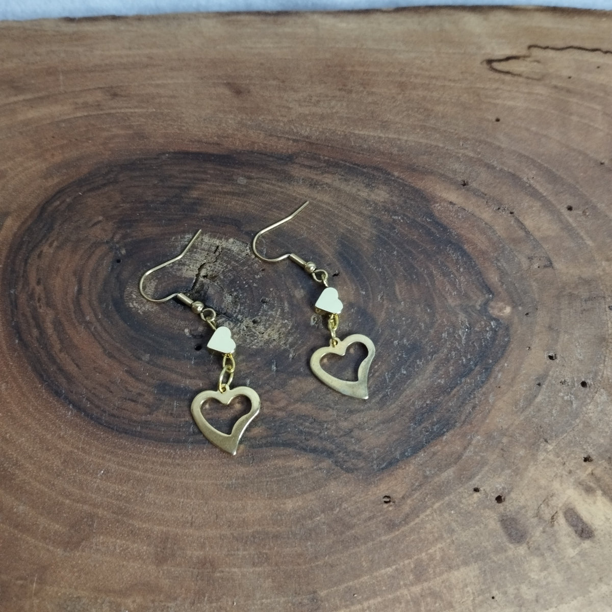 Boucles d’oreilles double cœur doré ajourné sur crochet acier inoxydable