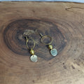 Boucles d’oreilles anneau doré, perle dorée et petit disque doré en cascade sur crochet acier inoxydable