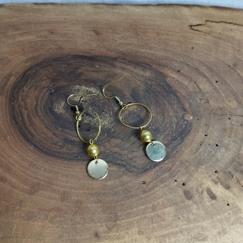 Boucles d’oreilles anneau doré, perle dorée et petit disque doré en cascade sur crochet acier inoxydable