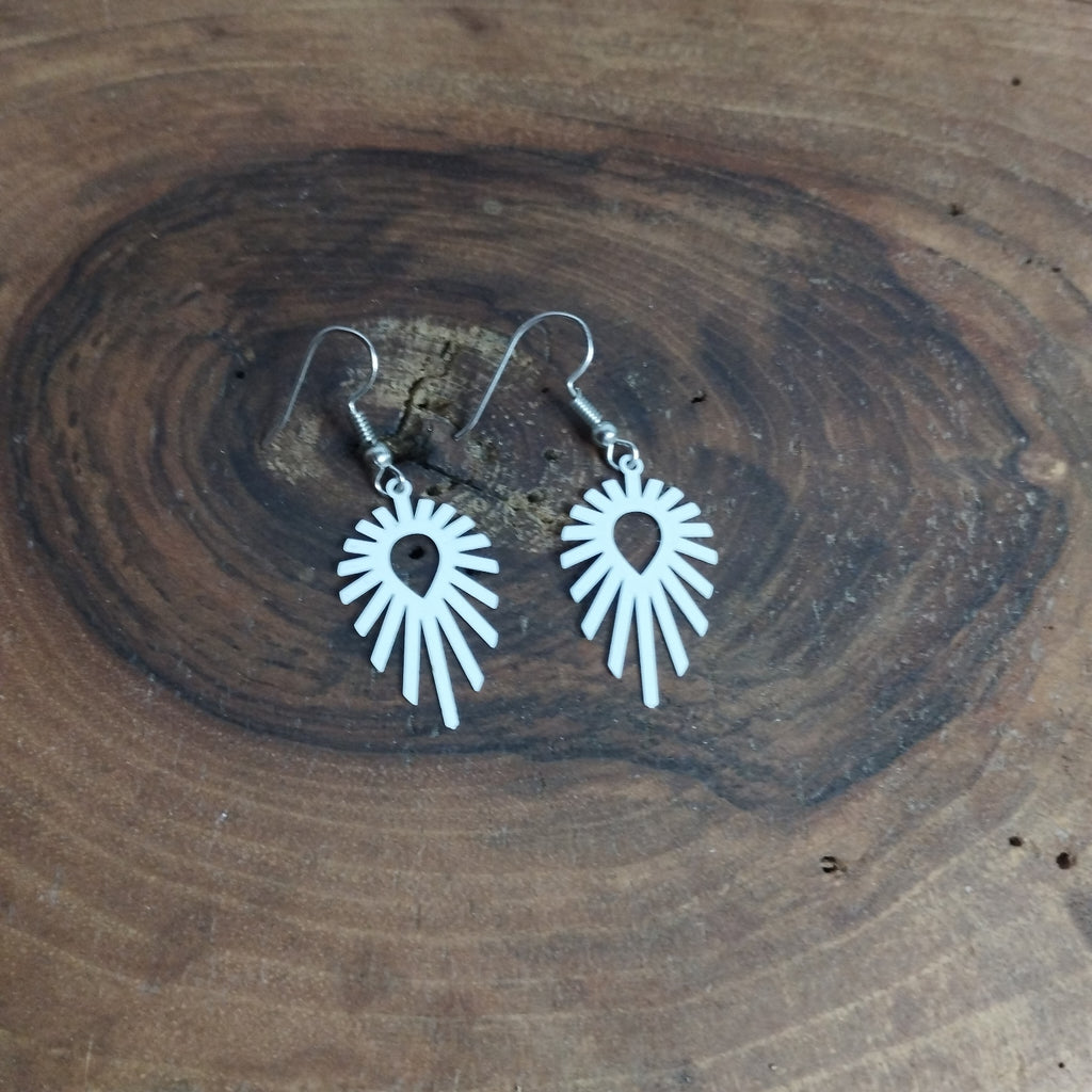 Boucles d’oreilles soleil ajourné blanc sur crochet acier inoxydable