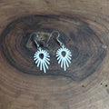 Boucles d’oreilles soleil ajourné blanc sur crochet acier inoxydable