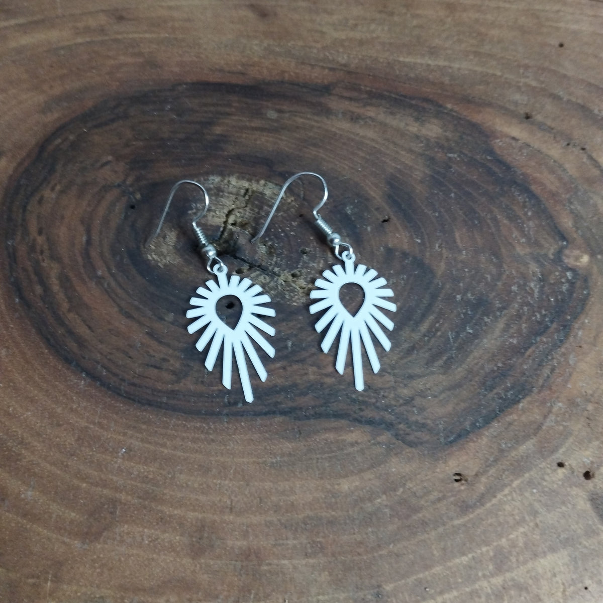 Boucles d’oreilles soleil ajourné blanc sur crochet acier inoxydable