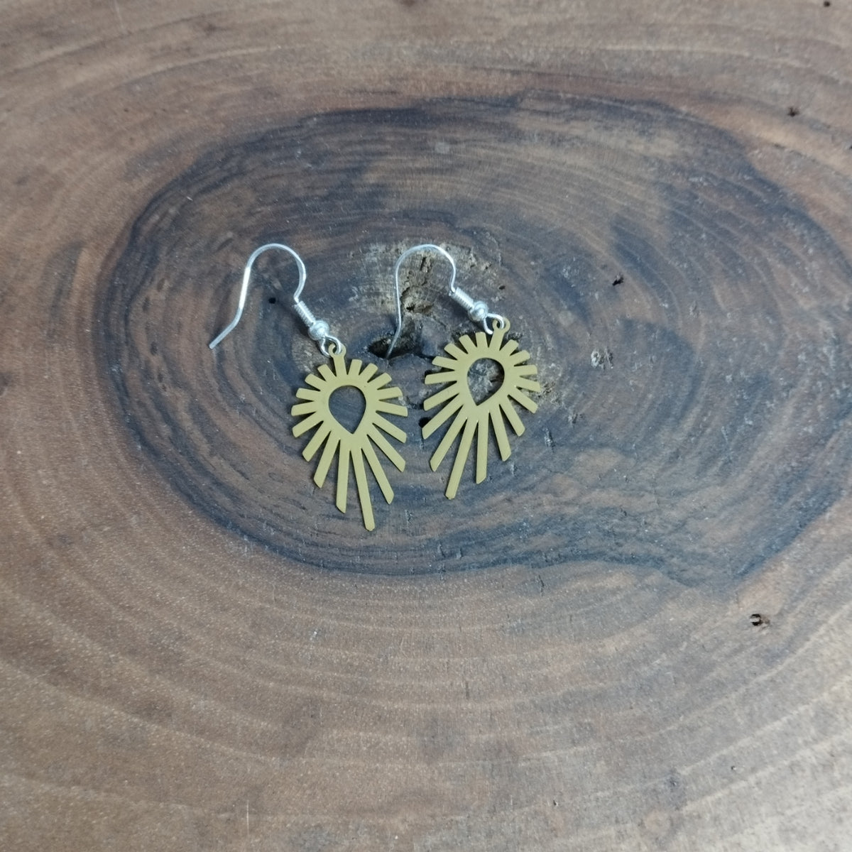 Boucles d’oreilles soleil ajourné doré sur crochet acier inoxydable