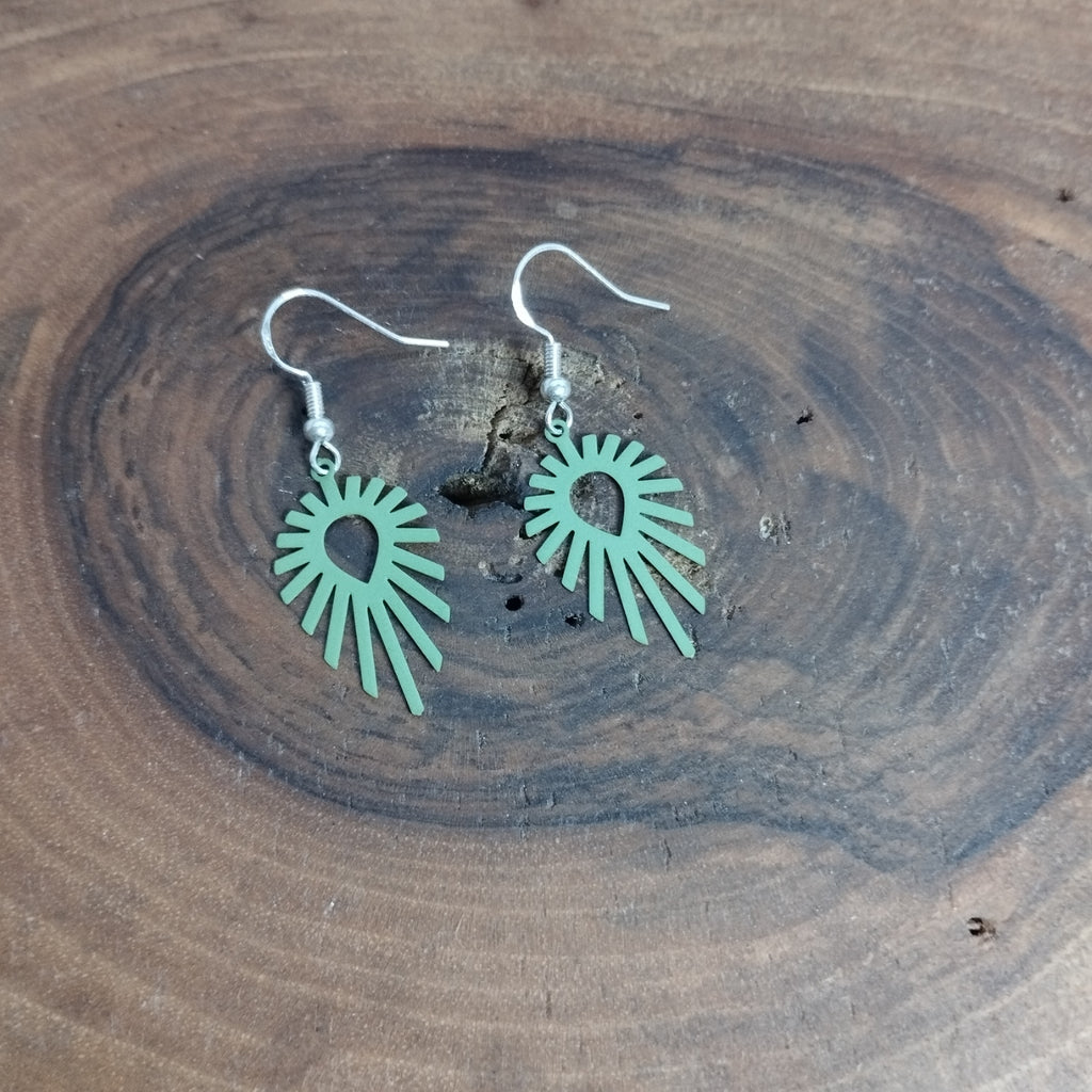 Boucles d’oreilles soleil ajourné vert menthe sur crochet acier inoxydable