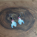 Boucles d’oreilles poisson betta émail bleu ciel et rose sur crochet acier inoxydable