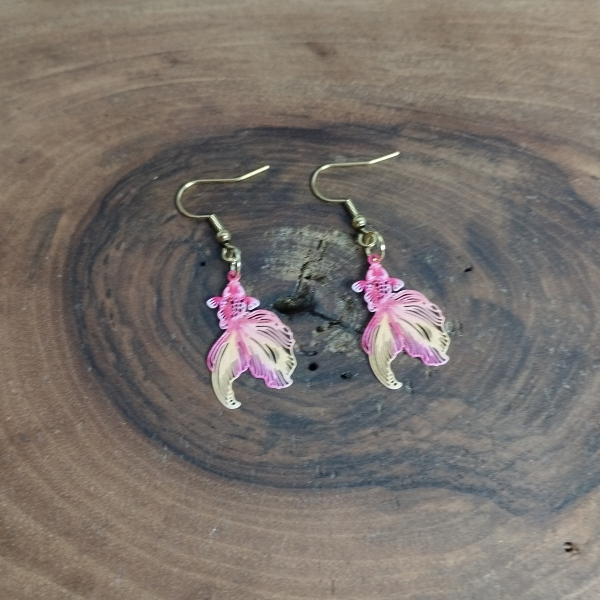 Boucles d’oreilles poisson betta émail rose et blanc sur crochet acier inoxydable