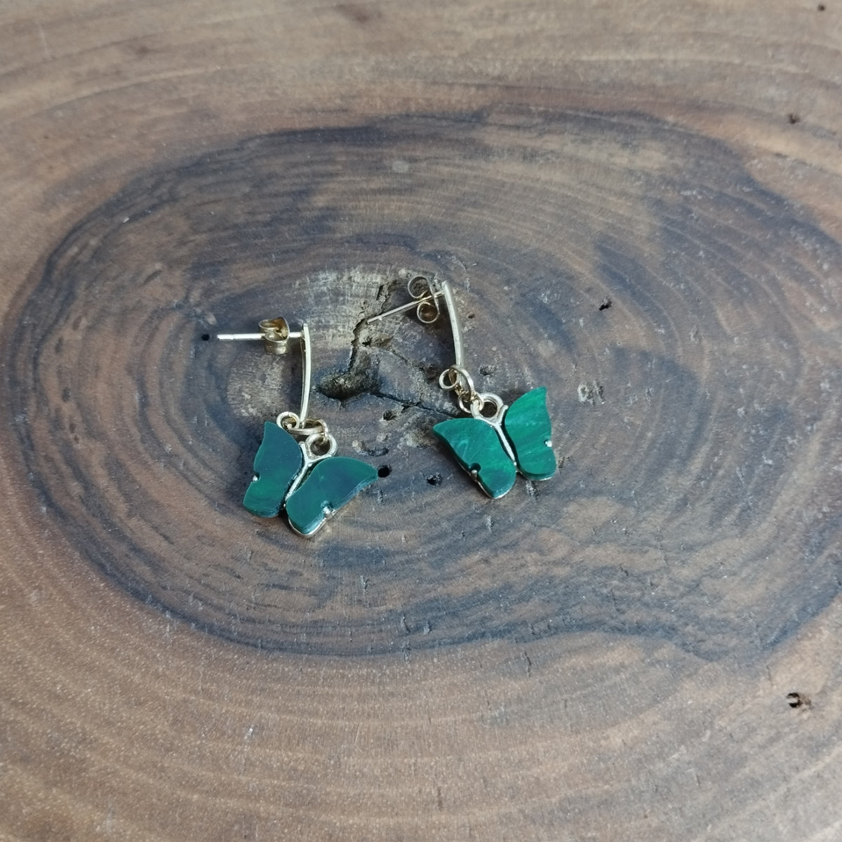 Boucles d’oreilles papillon émail turquoise cerclé argent sur barre argentée clou acier inoxydable