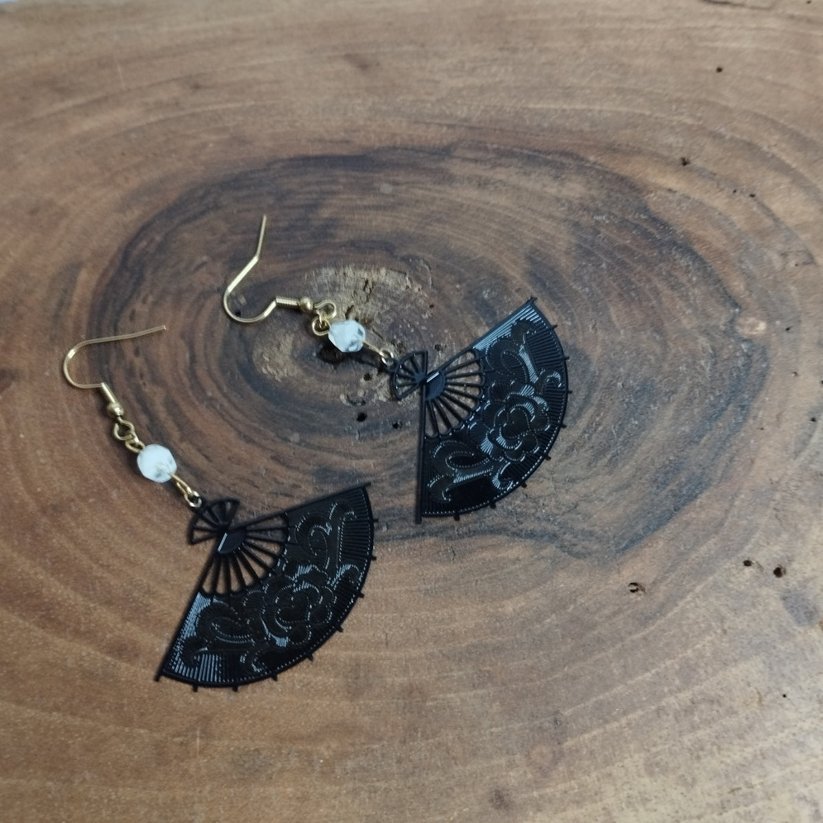Boucles d’oreilles éventail japonais ajourné noir avec perle blanche et crochet doré