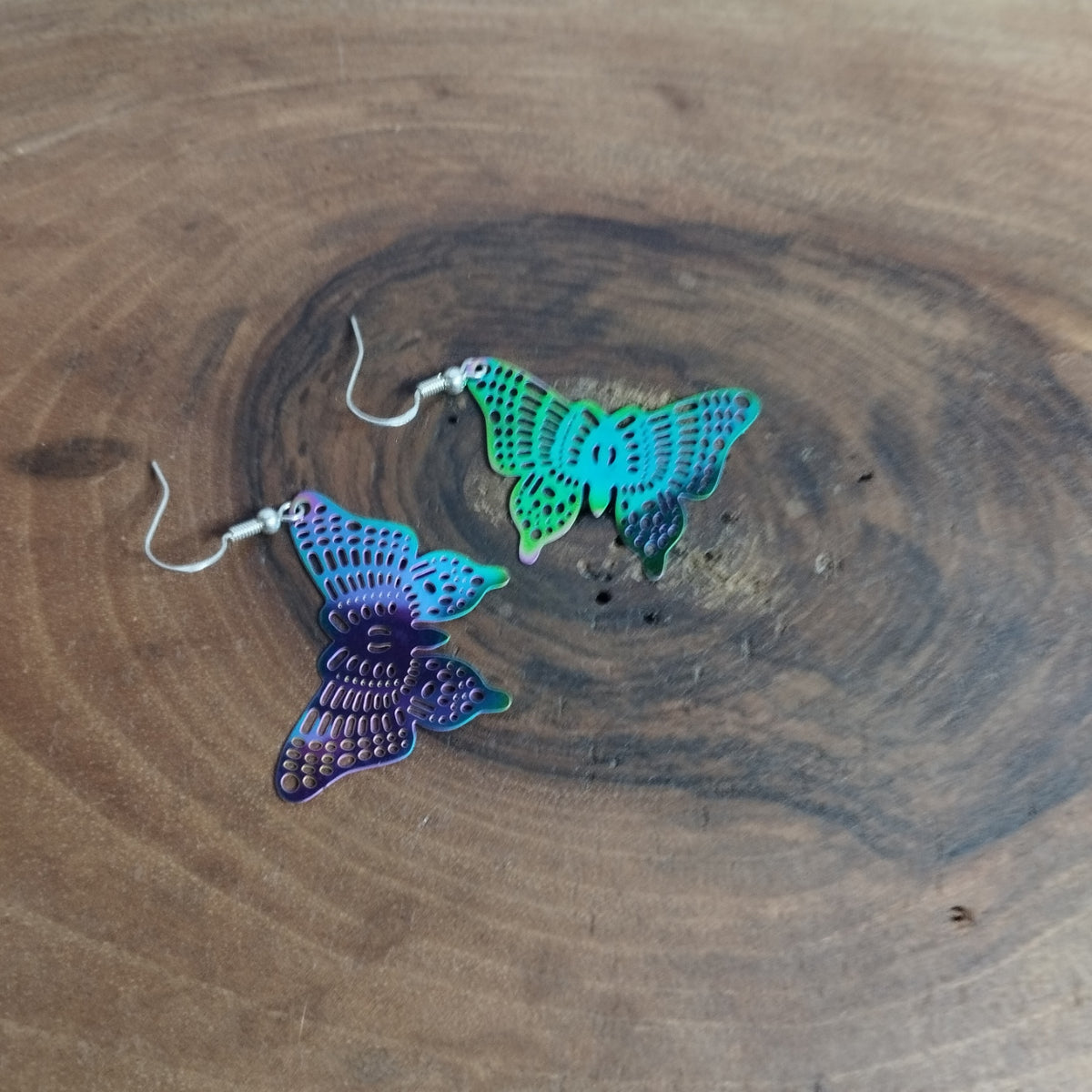 Boucles d’oreilles grand papillon ajourné holographique irisé bleu vert violet sur crochet acier inoxydable