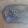 Boucles d’oreilles fleur mandala holographique irisé violet bleu doré sur crochet acier inoxydable