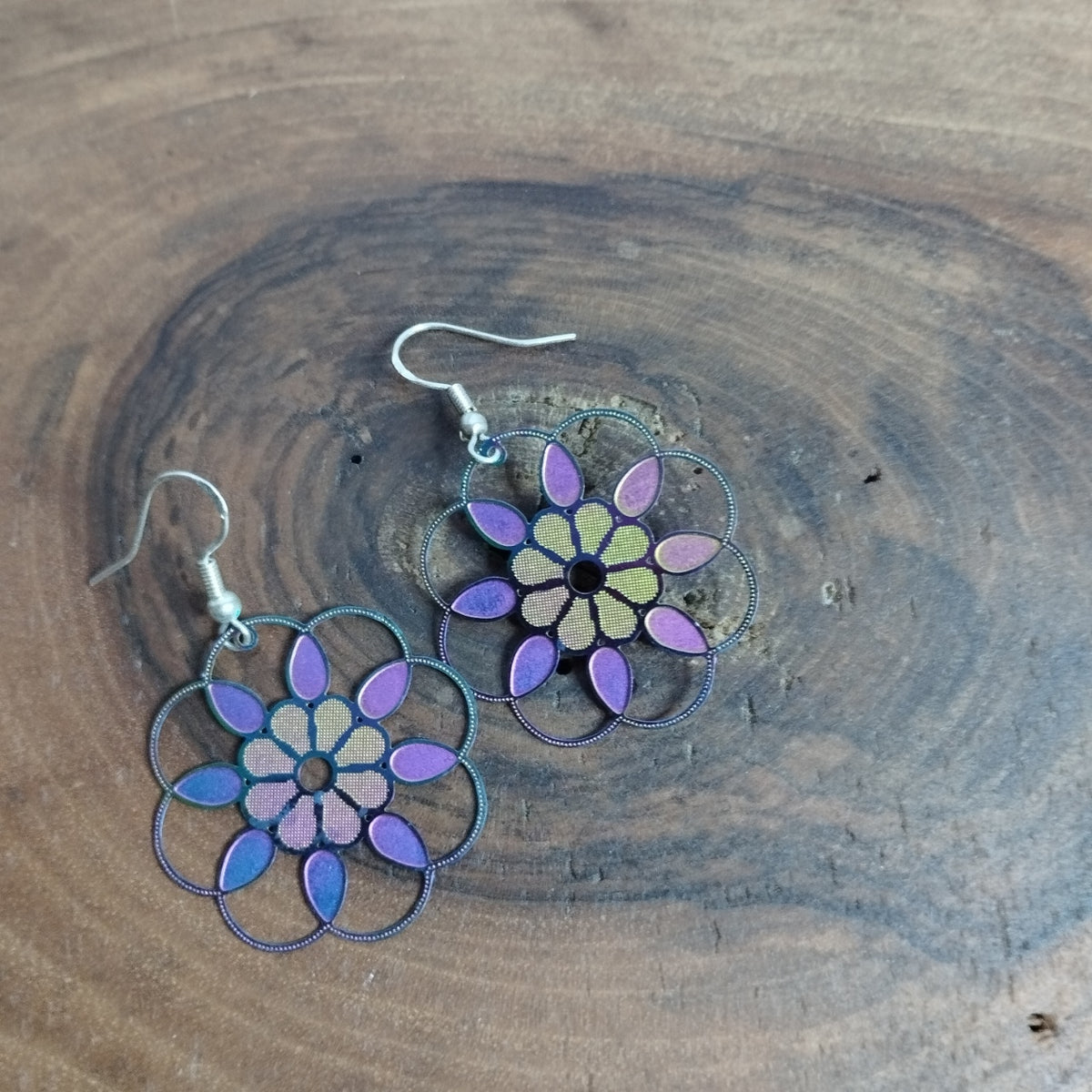 Boucles d’oreilles fleur mandala holographique irisé violet bleu doré sur crochet acier inoxydable