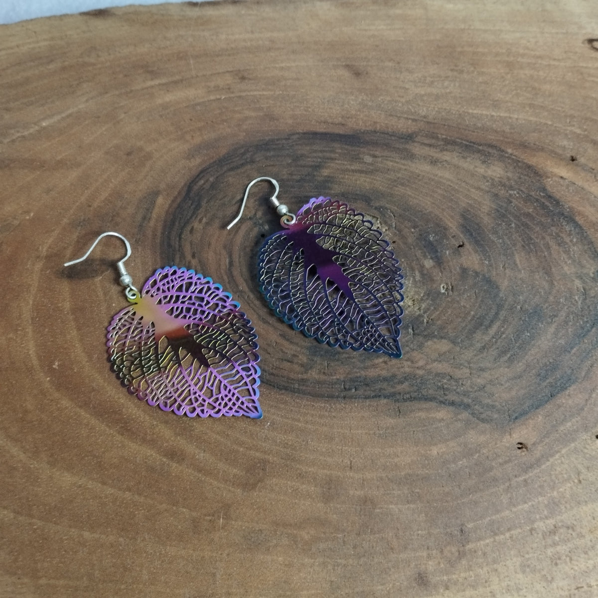 Boucles d’oreilles grande feuille ajournée holographique irisée violet rose doré sur crochet acier inoxydable