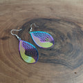 Boucles d’oreilles goutte filigrane arabesque holographique irisé violet turquoise doré sur crochet acier inoxydable