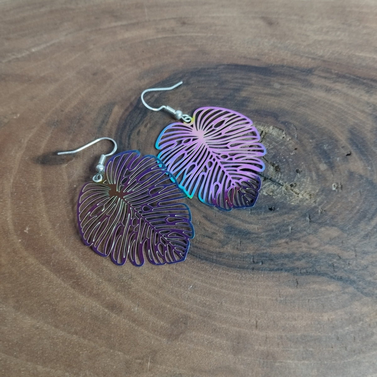 Boucles d’oreilles feuille monstera ajournée holographique irisée violet turquoise rose sur crochet acier inoxydable