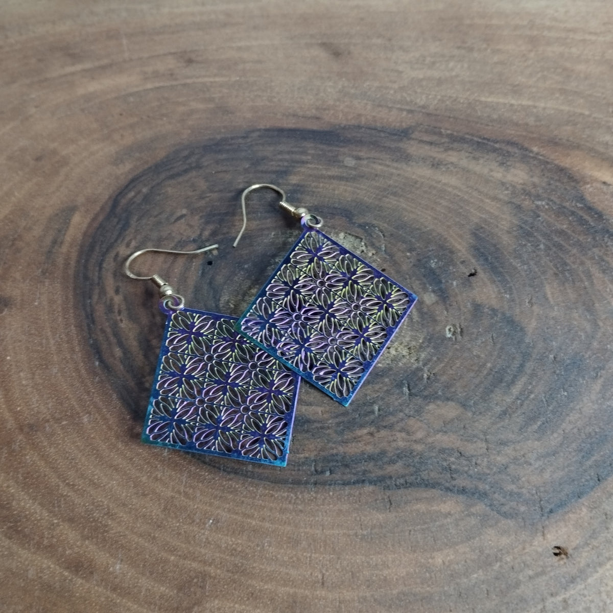 Boucles d’oreilles losange motif floral holographique irisé bleu violet vert sur crochet acier inoxydable