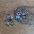 Boucles d’oreilles grande fleur 6 pétales filigrane holographique irisé violet turquoise vert sur crochet acier inoxydable