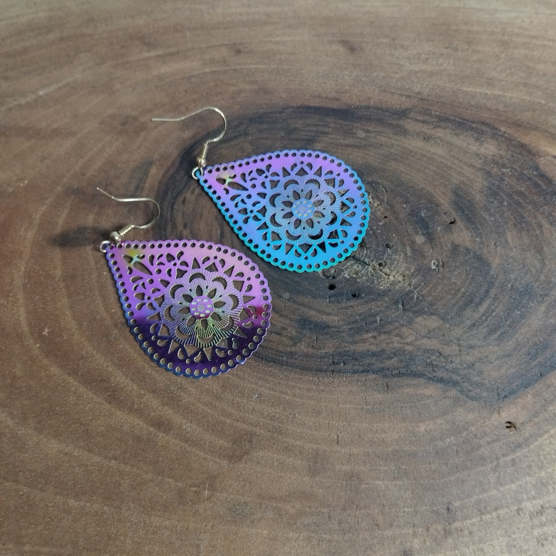Boucles d’oreilles goutte mandala floral holographique irisé violet turquoise rose sur crochet acier inoxydable