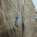 Collier fée et cristal bleu saphir sur chaîne en acier argenté, vue de face