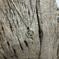 Collier doré avec pendentif cercle serti de strass et cœur pavé doré