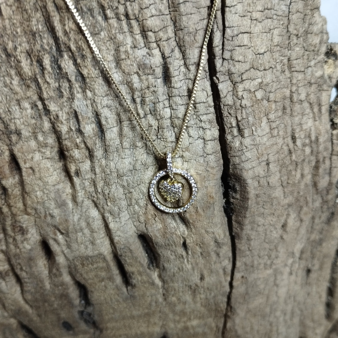 Collier doré avec pendentif cercle serti de strass et cœur pavé doré
