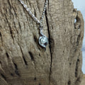 Collier vague argentée avec perle nacrée et strass sur chaîne en acier