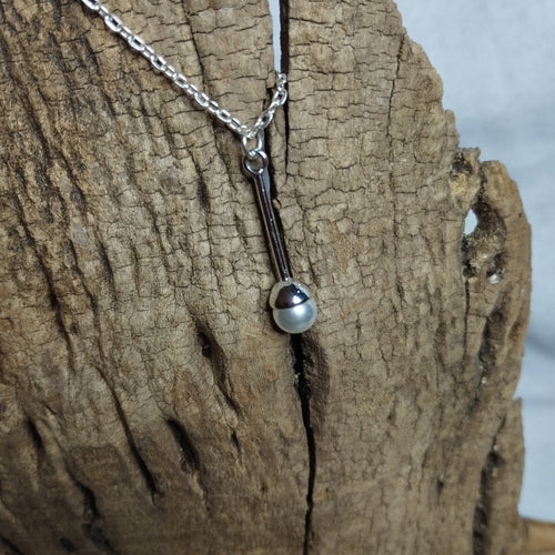 Collier minimaliste avec bille argentée et cordon noir sur chaîne en acier argenté