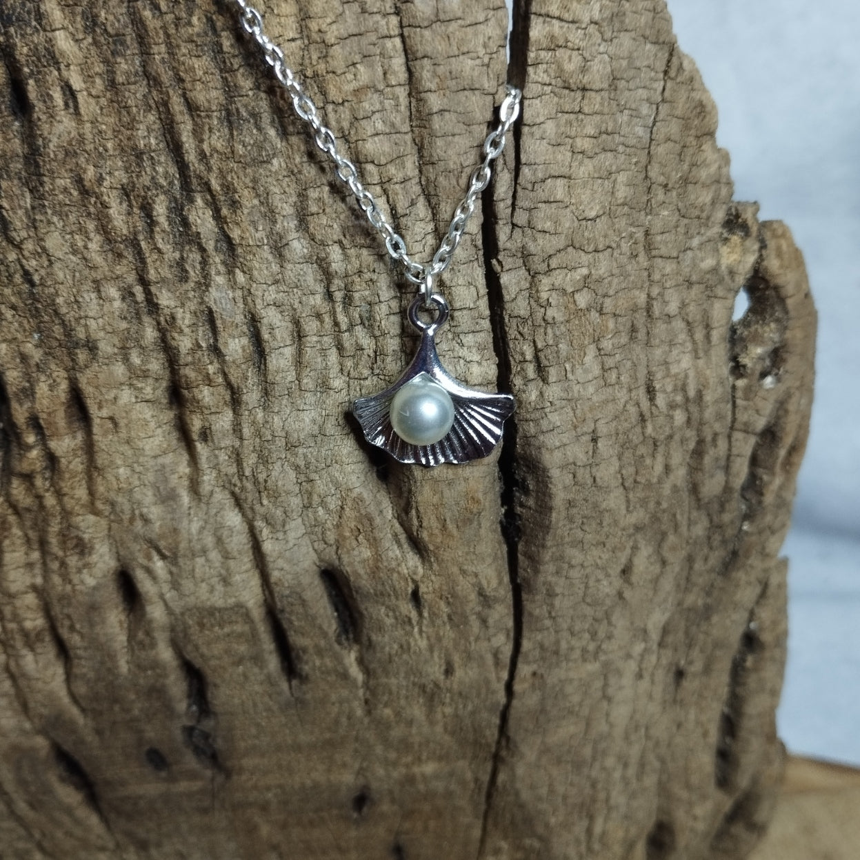 Collier feuille de ginkgo argentée avec perle nacrée sur chaîne en acier