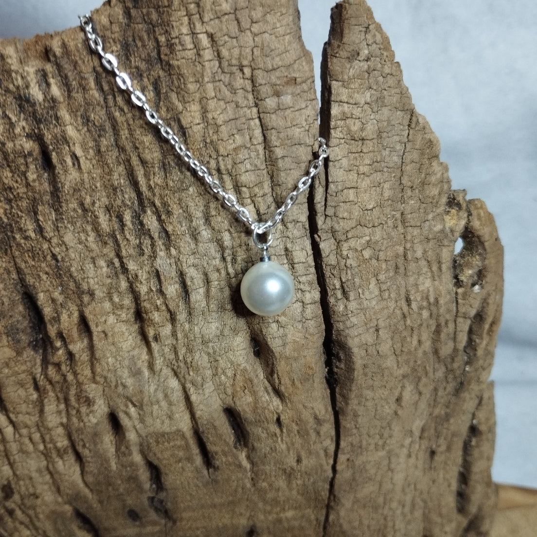 Collier solitaire avec grande perle nacrée sur chaîne en acier argenté