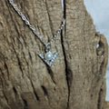 Collier chevron en V pavé de strass avec perle nacrée suspendue sur chaîne argentée