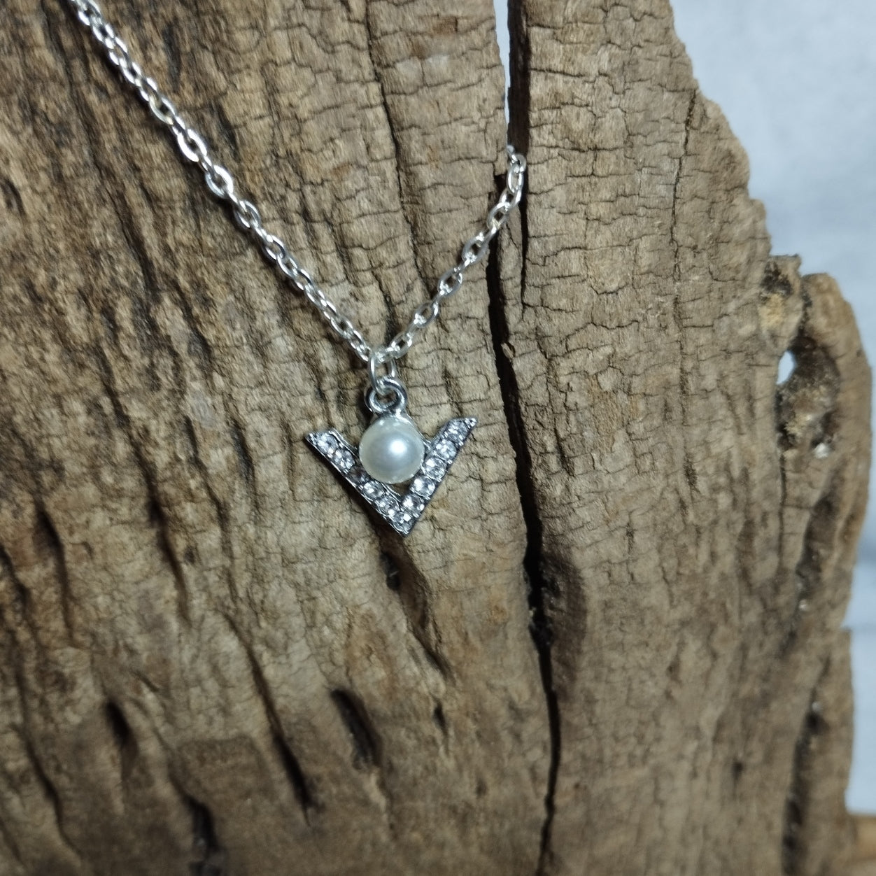 Collier chevron en V pavé de strass avec perle nacrée suspendue sur chaîne argentée