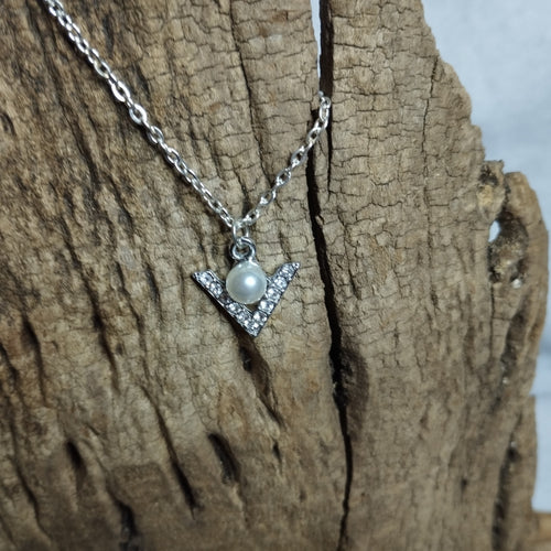 Collier chevron en V pavé de strass avec perle nacrée suspendue sur chaîne argentée
