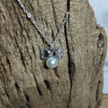 Collier nœud papillon pavé de strass avec perle nacrée suspendue sur chaîne argentée