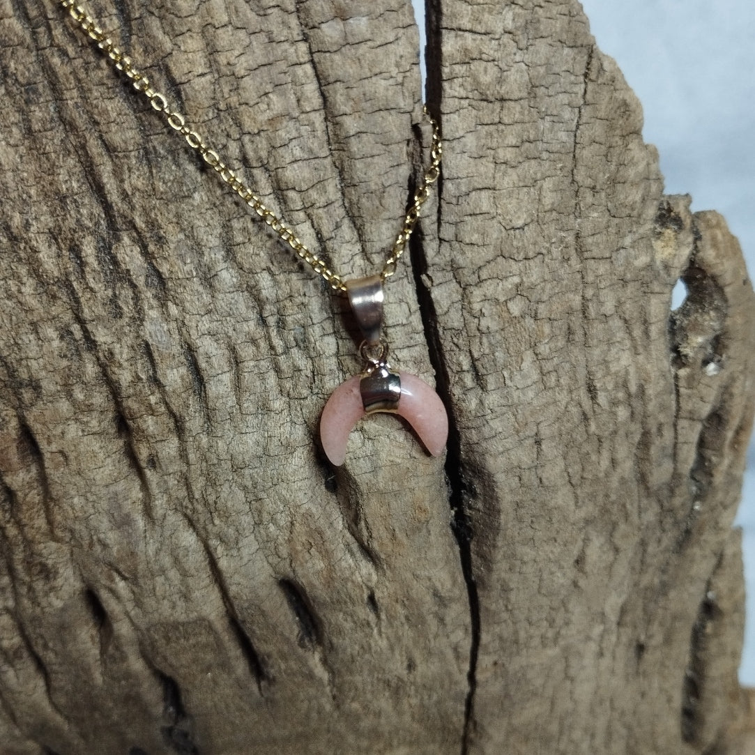 Collier croissant de lune en quartz rose sur chaîne dorée