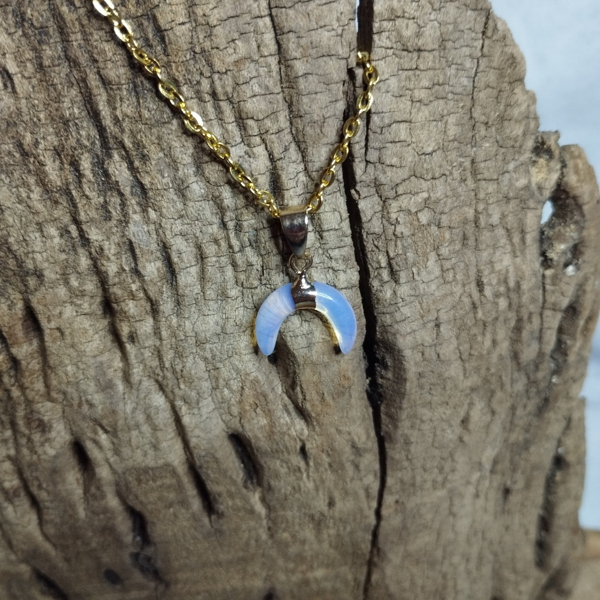 Collier croissant de lune en opaline bleuée sur chaîne dorée