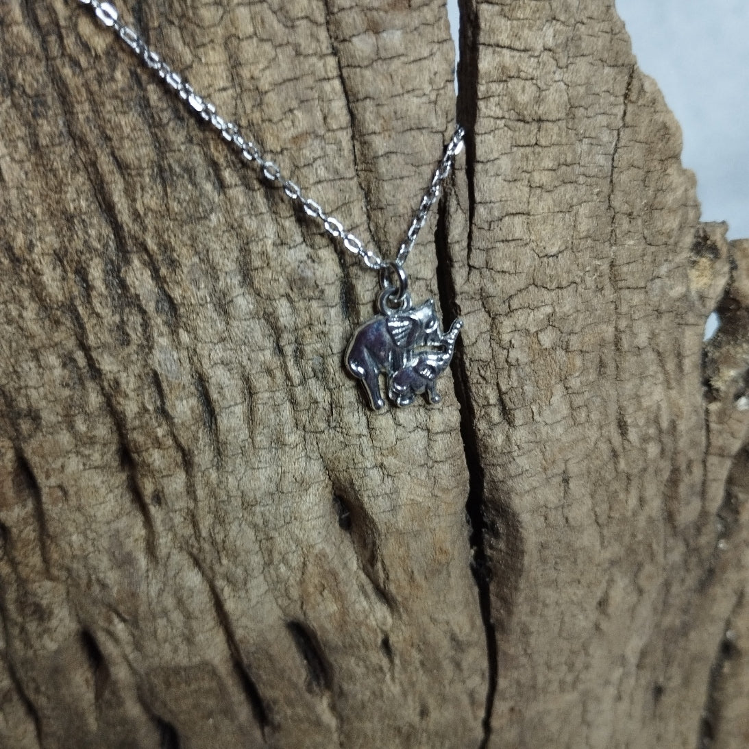 Collier pendentif éléphant argenté sculpté sur chaîne en acier argenté