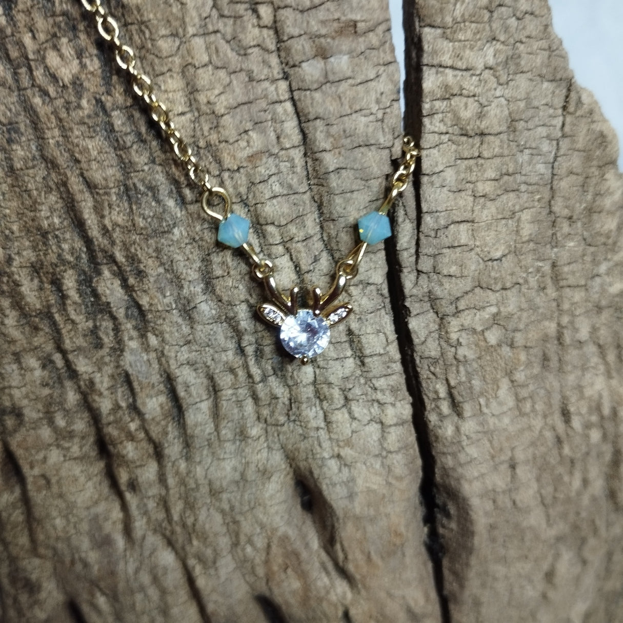 Collier cerf cristal chaîne dorée avec perles turquoise